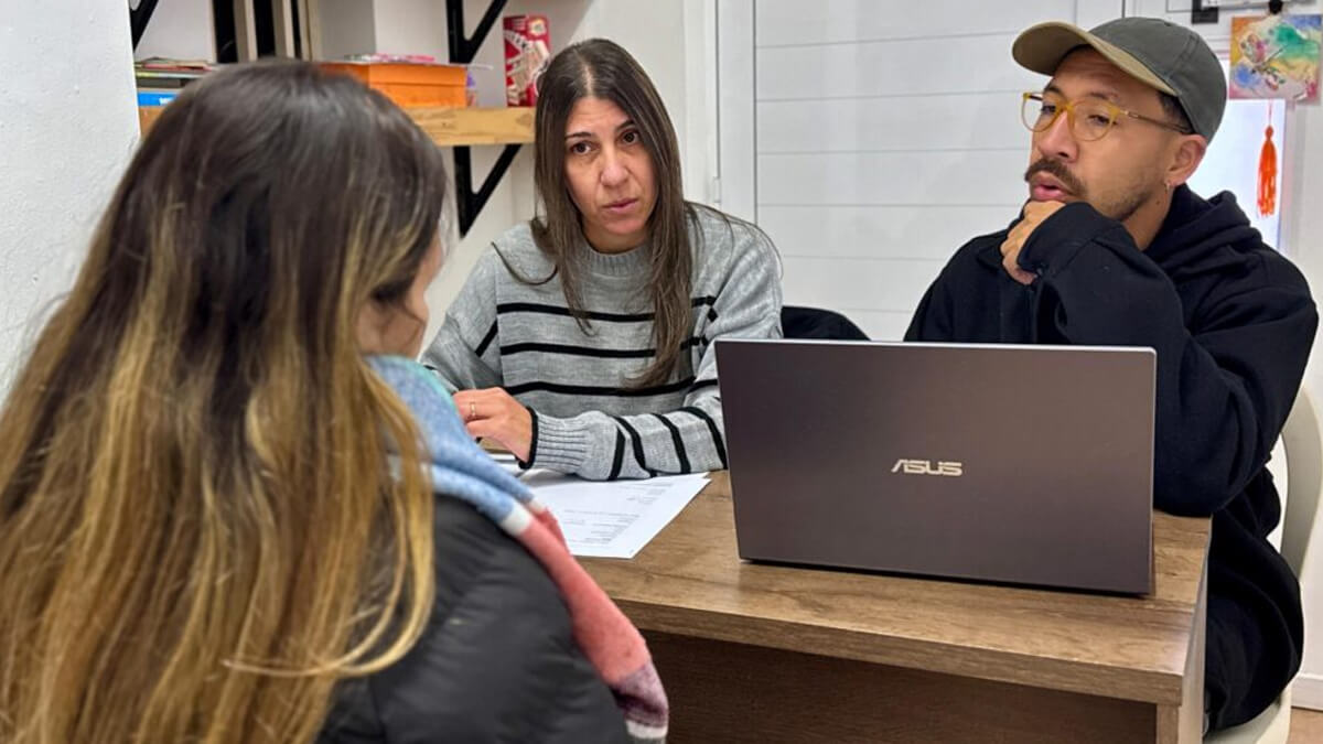 Equipo profesional de Avellaneda brindando atención a personas con consumos problemáticos en barrios vulnerables