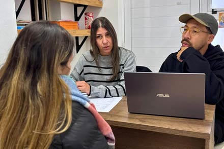 Equipo profesional de Avellaneda brindando atención a personas con consumos problemáticos en barrios vulnerables