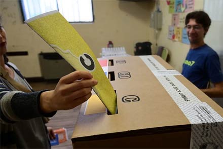 Persona votando durante una elección en Santa Fe