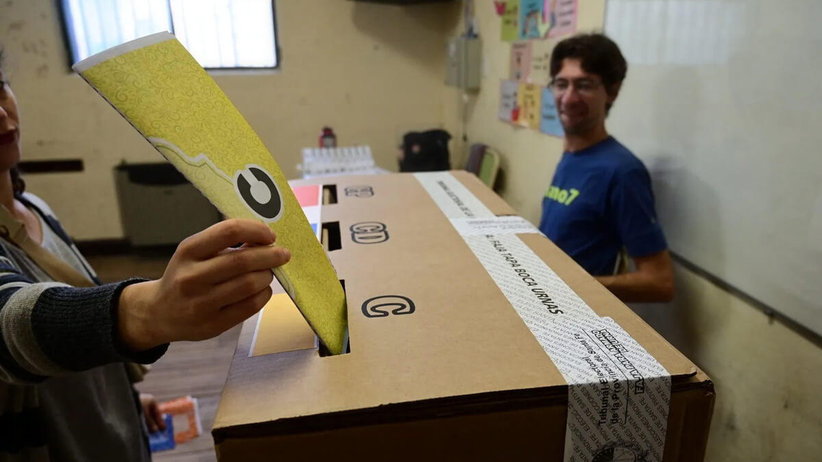 Persona votando durante una elección en Santa Fe