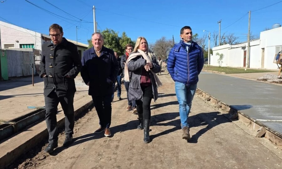 El senador Michlig junto a la intendente Dupouy recorriendo obras en marcha en la ciudad de Ceres