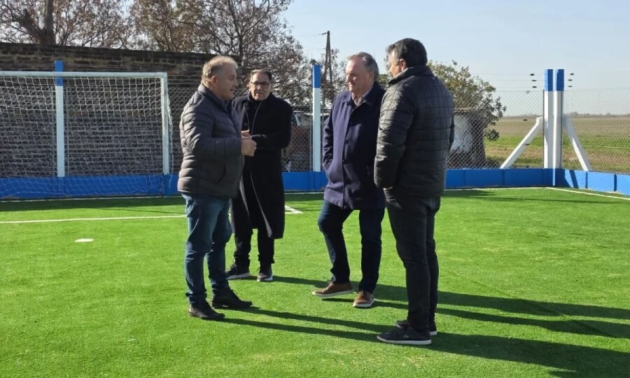 El senador Michlig recorre cancha de fútbol 5 del Club Atlético Belgrano de Monte Oscuridad