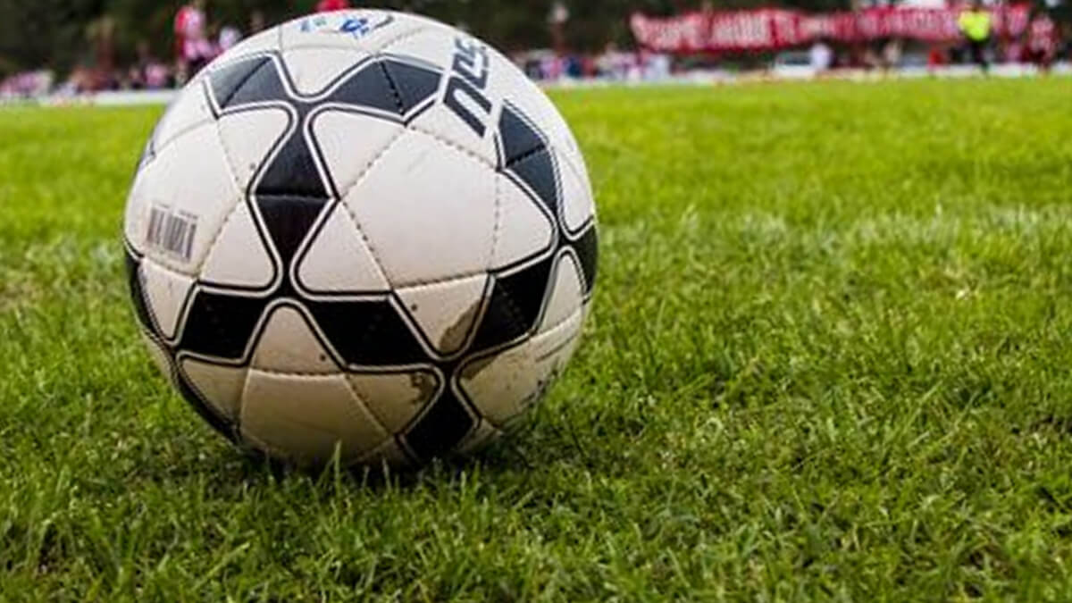 Pelota de fútbol en el césped de una cancha de juego