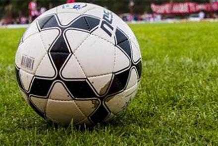 Pelota de fútbol en el césped de una cancha de juego