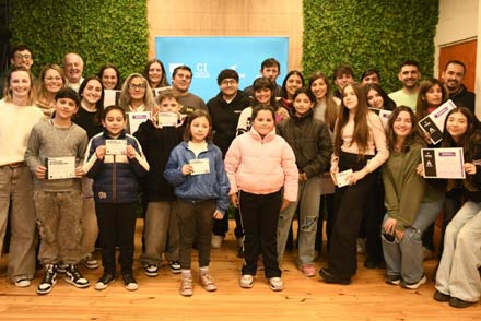 Participantes de la capacitación digital de Avellaneda posan con sus certificados