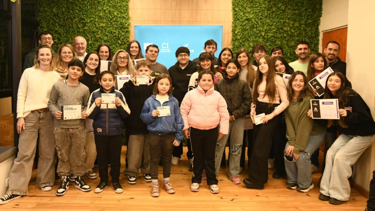Participantes de la capacitación digital de Avellaneda posan con sus certificados