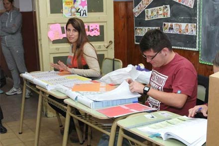 Mesa de votación en una escuela de Santa Fe durante las elecciones 2025