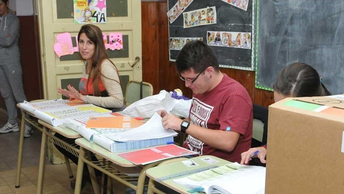 Mesa de votación en una escuela de Santa Fe durante las elecciones 2025