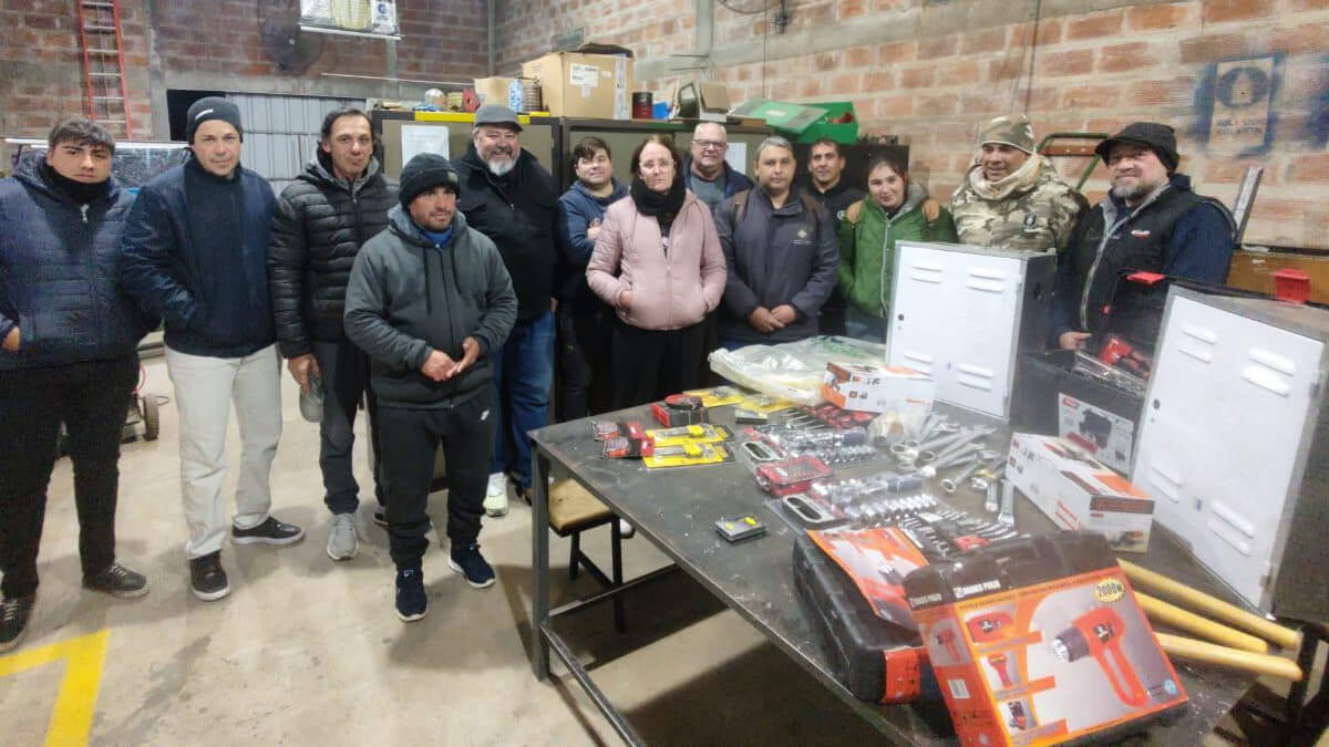 Intendente Sergio Ramseyer haciendo entrega de materiales para prácticas del Curso de Gasista Domiciliario