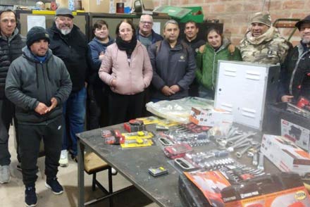 Intendente Sergio Ramseyer haciendo entrega de materiales para prácticas del Curso de Gasista Domiciliario