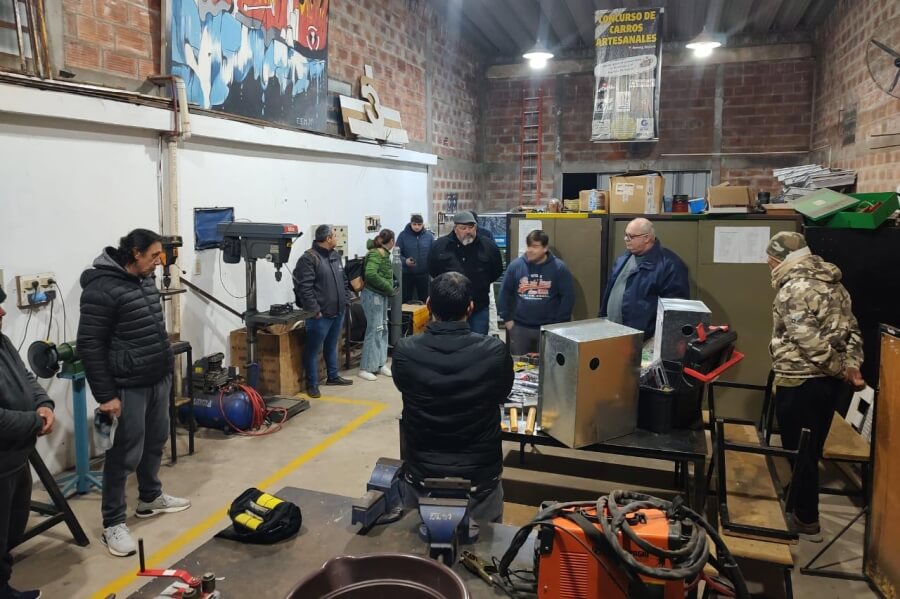 Intendente Sergio Ramseyer haciendo entrega de materiales para prácticas del Curso de Gasista Domiciliario