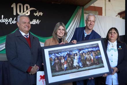 Festejos por el 100° aniversario de la Escuela N° 469 en Florencia, con autoridades y comunidad educativa celebrando el centenario.