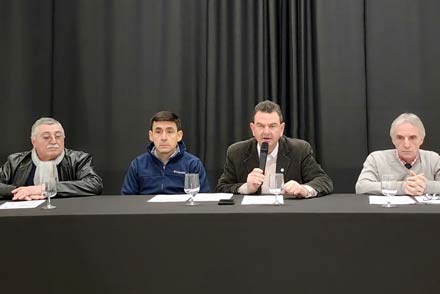 El intendente Spontón junto al secretario Daniel Pinatti, Jorge Soto y Dardo Peresón en la presentación del balance de la Fiesta del Citrus 2025
