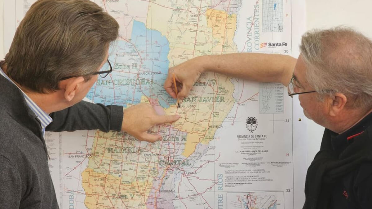 Senador Rodrigo Borla analizando el mapa de la zona de la obra de pavimentación en San Justo