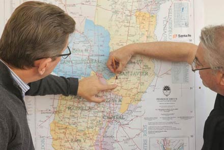 Senador Rodrigo Borla analizando el mapa de la zona de la obra de pavimentación en San Justo