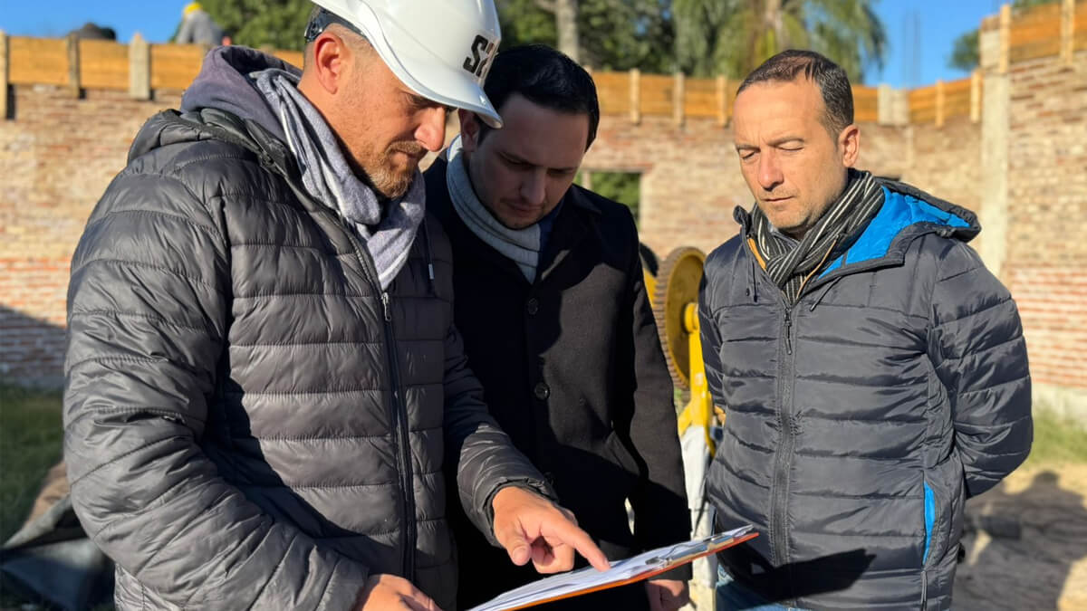 El intendente Cristian Marega recorriendo el avance de obras del Centro Cultural Educativo en Villa Ocampo