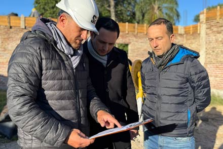 El intendente Cristian Marega recorriendo el avance de obras del Centro Cultural Educativo en Villa Ocampo