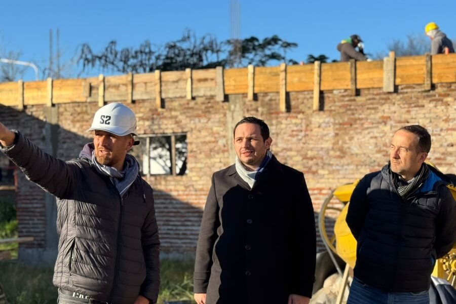 El intendente Cristian Marega recorriendo el avance de obras del Centro Cultural Educativo en Villa Ocampo