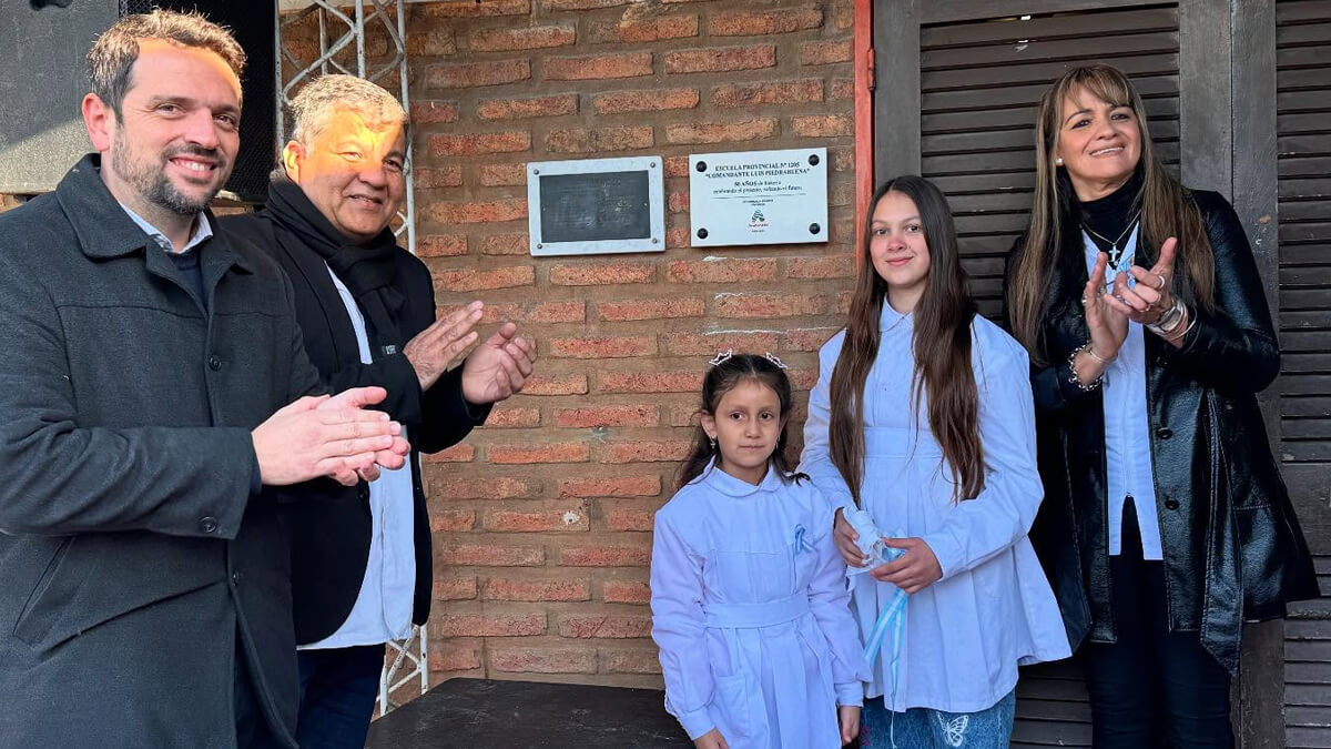 El Intendente Gonzalo Braidot, el Diputado Dionisio Scarpín, personal educativo y alumnos durante el descubrimiento de la placa recordatoria  por el 50° aniversario de la Escuela N° 1205 Comandante Luis Piedrabuena en Avellaneda.