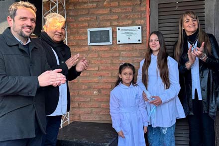 El Intendente Gonzalo Braidot, el Diputado Dionisio Scarpín, personal educativo y alumnos durante el descubrimiento de la placa recordatoria  por el 50° aniversario de la Escuela N° 1205 Comandante Luis Piedrabuena en Avellaneda.
