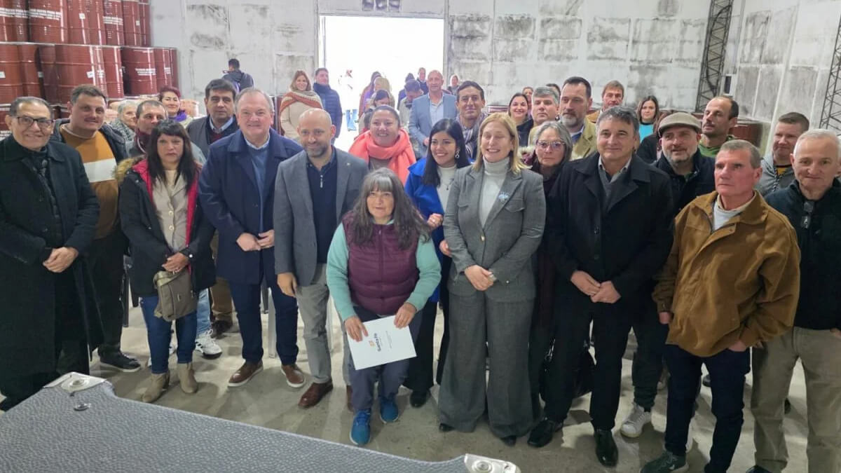 a vicegobernadora Scaglia, el senador Michlig y el ministro Puccini junto a productores apícolas durante el anuncio de una obra energética clave