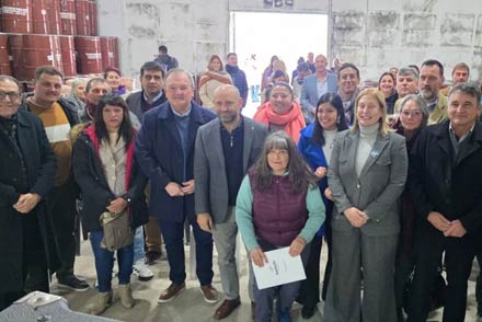 a vicegobernadora Scaglia, el senador Michlig y el ministro Puccini junto a productores apícolas durante el anuncio de una obra energética clave