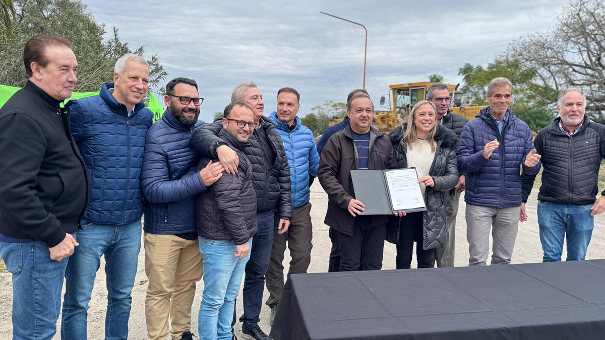 Momento de la firma del acta de inicio de obra de pavimentación de la Ruta Provincial 31
