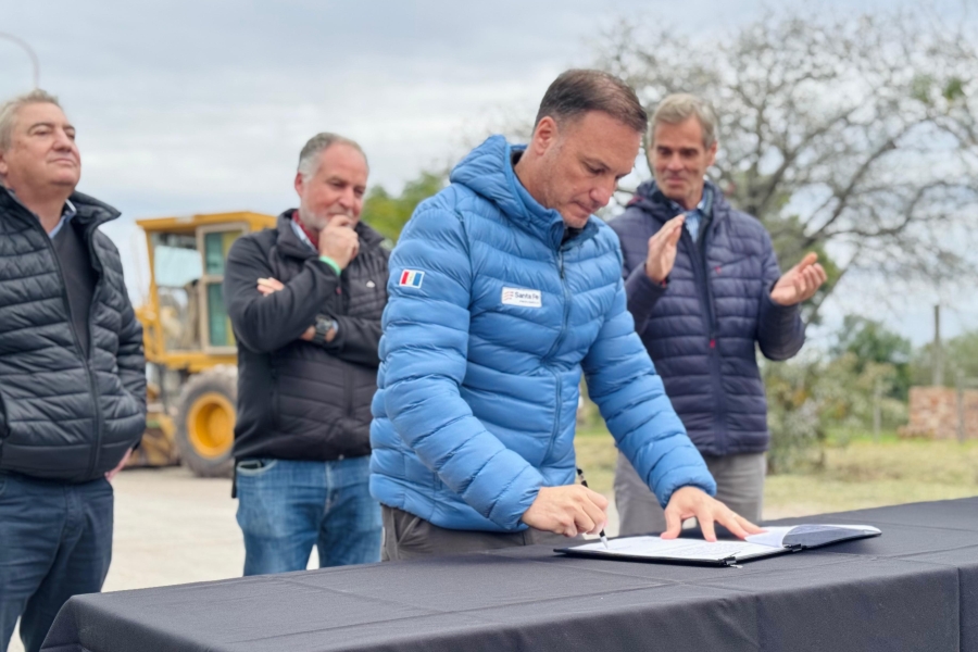 El ministro Lisandro Enrico firmando el acta de inicio de obra de la pavimentación de la RP 31