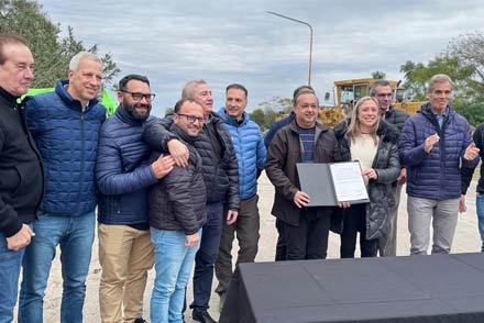 Momento de la firma del acta de inicio de obra de pavimentación de la Ruta Provincial 31