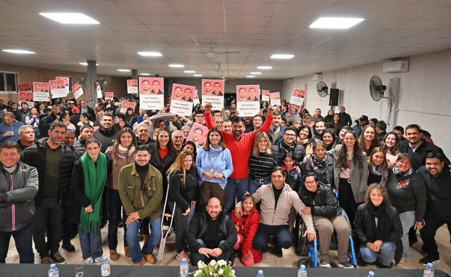 Cierre de campaña de Iván Sánchez, candidato a intendente de Las Toscas, con la presencia de las diputadas Charo Mancini y Clara García, y cientos de asistentes al acto.