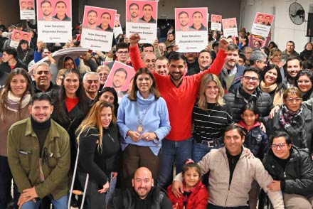 Cierre de campaña de Iván Sánchez, candidato a intendente de Las Toscas, con la presencia de las diputadas Charo Mancini y Clara García, y cientos de asistentes al acto.