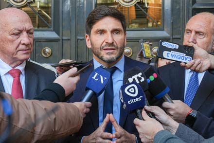 El gobernador Pullaro junto a los exgobernadores Perotti y Bonfatti en conferencia de prensa por la deuda previsional