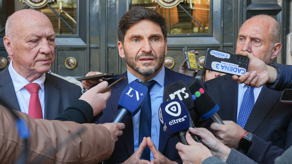 El gobernador Pullaro junto a los exgobernadores Perotti y Bonfatti en conferencia de prensa por la deuda previsional