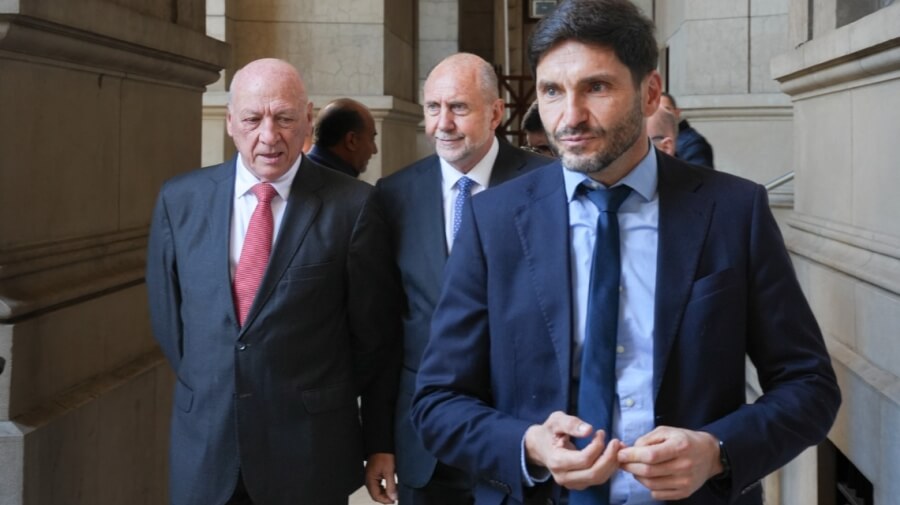 El gobernador Pullaro junto a los exgobernadores Perotti y Bonfatti 