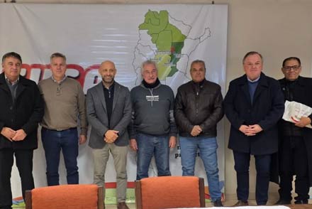 El senador Michlig y el ministro Puccini junto a directivos del frigorífico F.U.S.A.