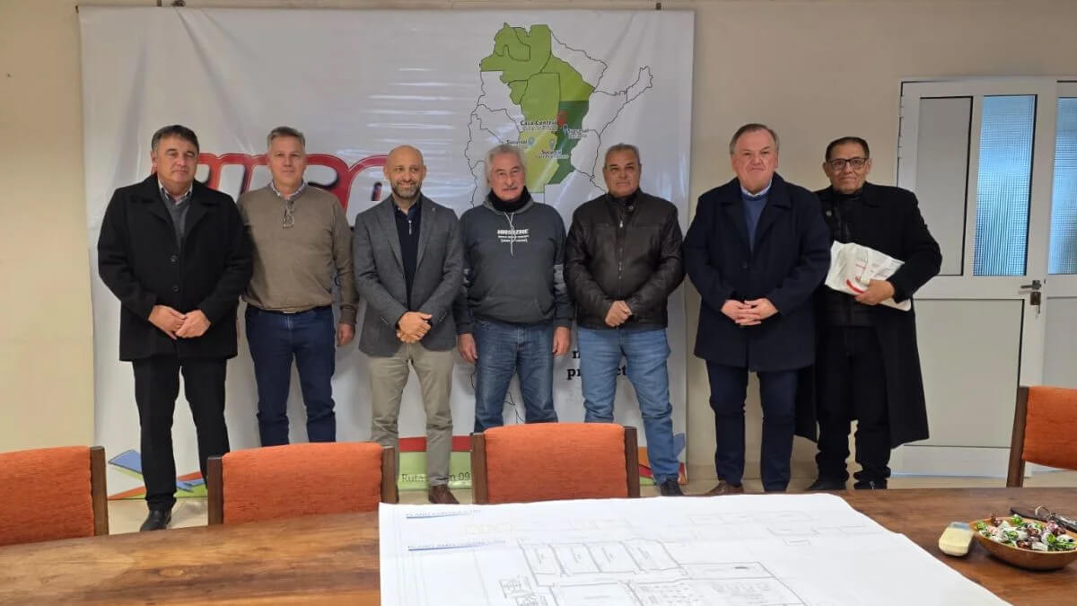 El senador Michlig y el ministro Puccini junto a directivos del frigorífico F.U.S.A.