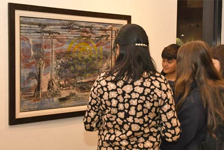 Gente recorriendo la muestra "Chusmeando los cuadros con la vecina" en la Sala de Exposiciones del Centro Cultural Municipal de Avellaneda.