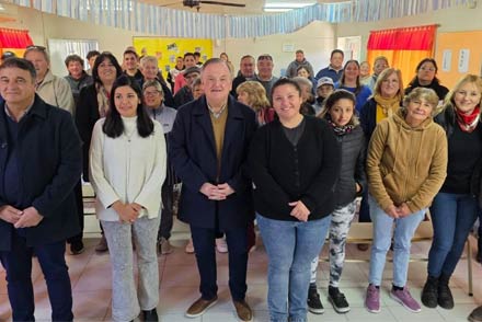 Senador Felipe Michlig e intendente Romina López junto a beneficiarios de aportes en San Guillermo