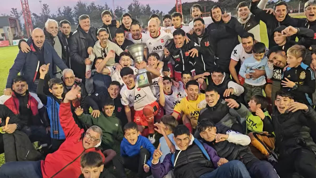 Romang FC festejando el titulo en el Torneo Apertura