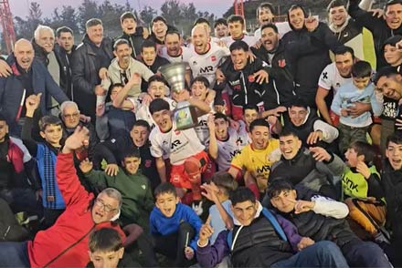 Romang FC festejando el titulo en el Torneo Apertura