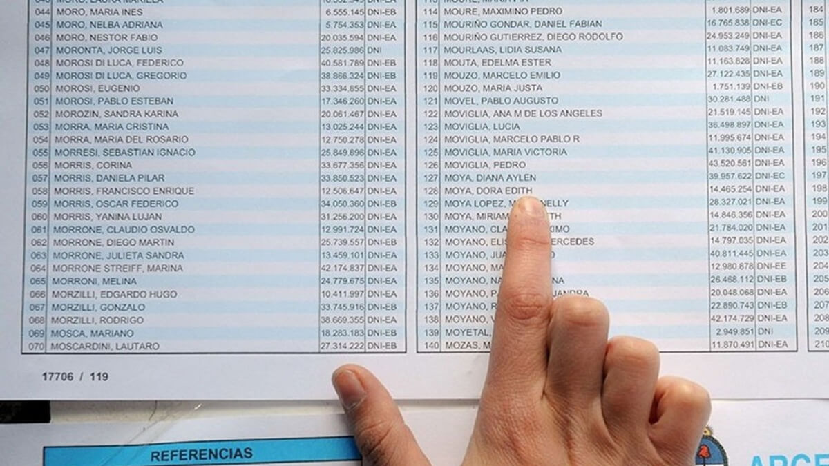 Votante revisando el padrón electoral