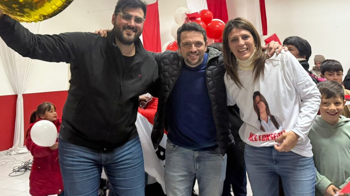 El intendente Gonzalo Braidot junto a los concejales electos por Unidos, Milena Zalazar y Mauricio Delbón