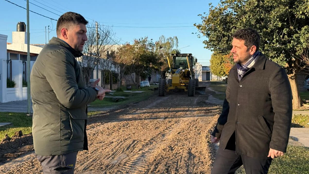 El intendente Gonzalo Braidot recorriendo la zona donde se realizan los trabajos viales