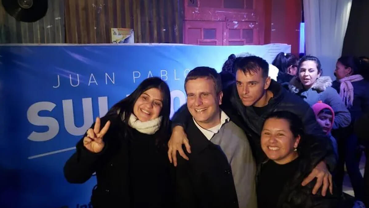 Juan Pablo Suligoy celebra el triunfo junto a militantes del peronismo en Reconquista