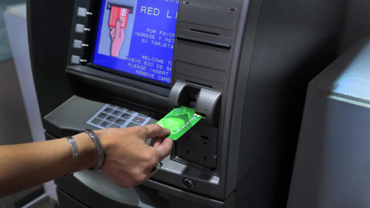 Persona retirando dinero en un cajero automático durante el cronograma de pagos provinciales