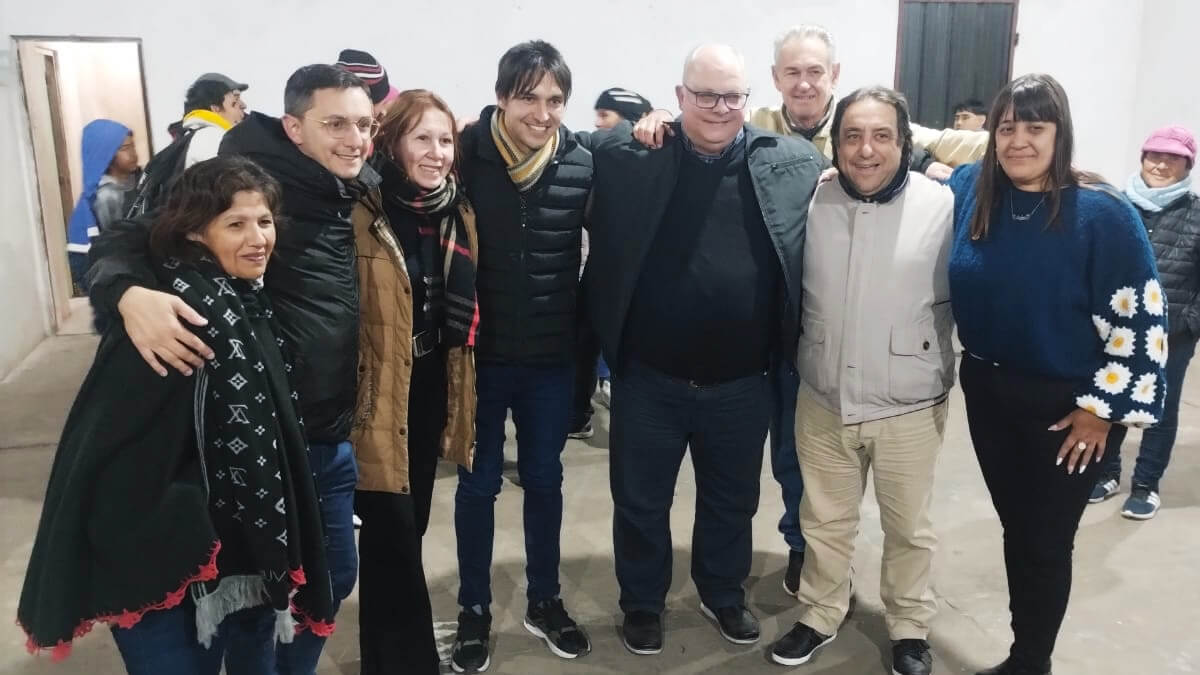 Patricia Verdún junto al intendente Sergio Ramseyer y los integrantes de Unidos festejando el apoyo en Romang
