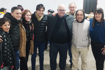 Patricia Verdún junto al intendente Sergio Ramseyer y los integrantes de Unidos festejando el apoyo en Romang