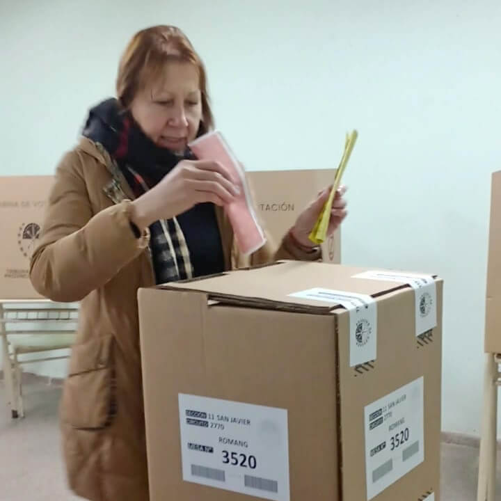 Patricia Verdún emitiendo su voto en la elecciones del 29 de junio de 2025