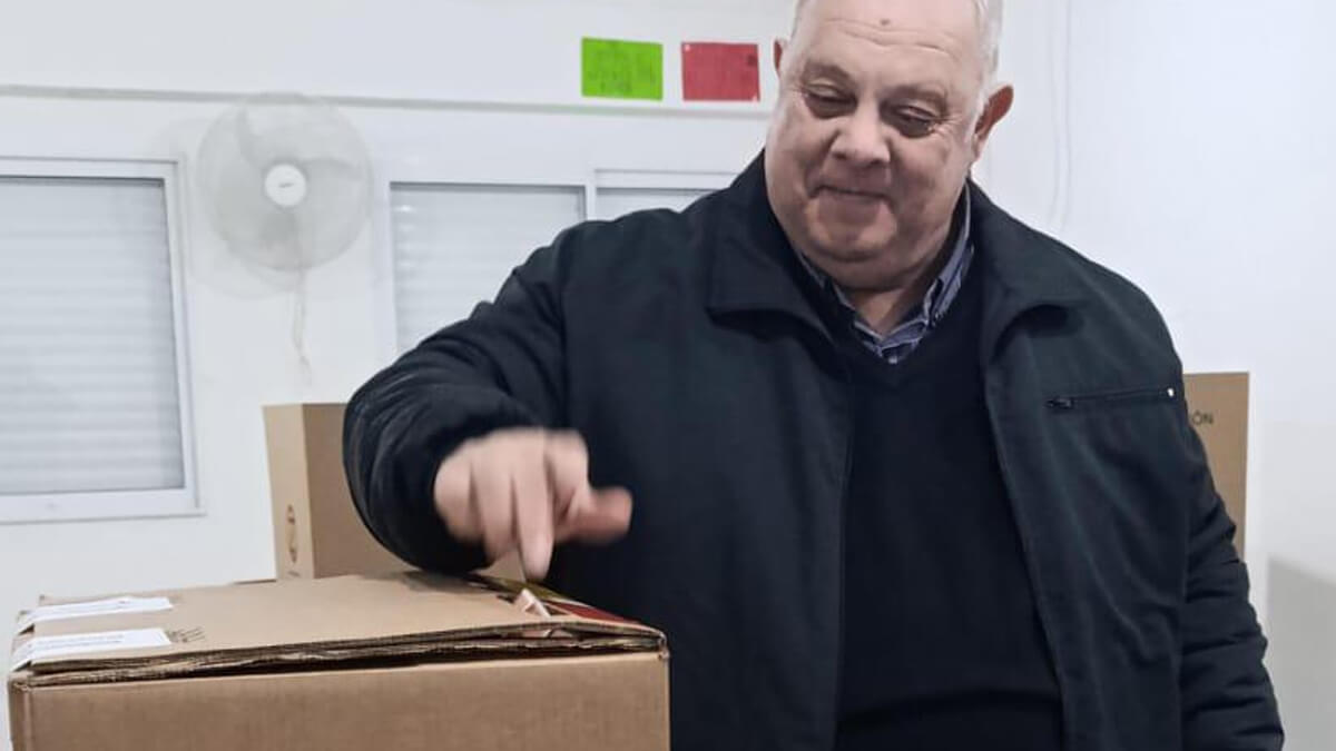 El intendente Sergio Ramseyer emitiendo su voto este domingo, donde fue reelecto con más del 74% de los votos