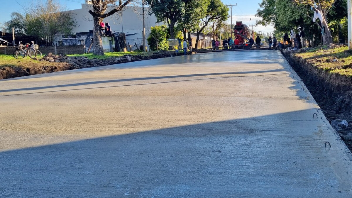 Calle Alberdi pavimentada en barrio Norte de Villa Ocampo